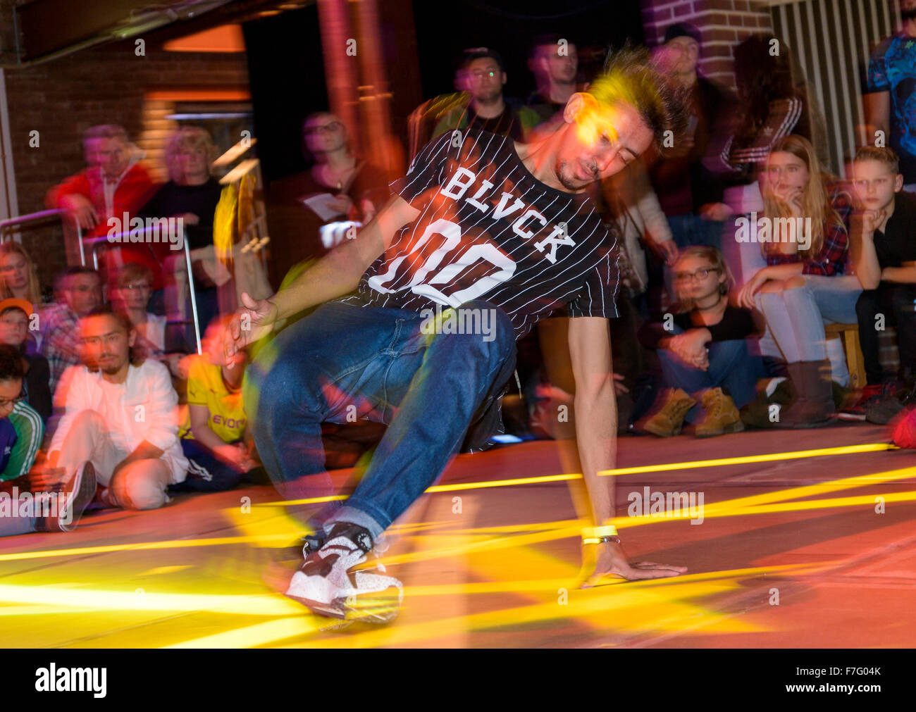Ein junger Pause Tänzer führt auf einer Bühne in einem Breakdance-Wettbewerb. Stockfoto