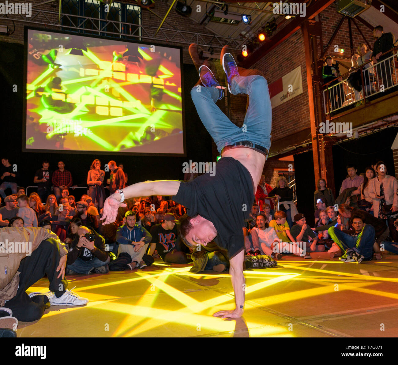 Ein junger Pause Tänzer führt auf einer Bühne in einem Breakdance-Wettbewerb. Stockfoto
