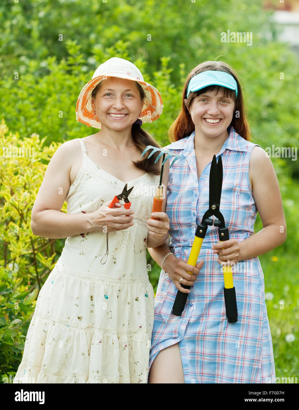 Weibliche Gärtner mit Gartengeräten am Hof Stockfotografie Alamy