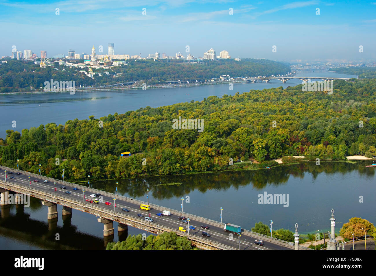 Luftaufnahme von Kiew Dnjepr mit Kiew Höhlenkloster auf dem Hügel. Ukraine Stockfoto