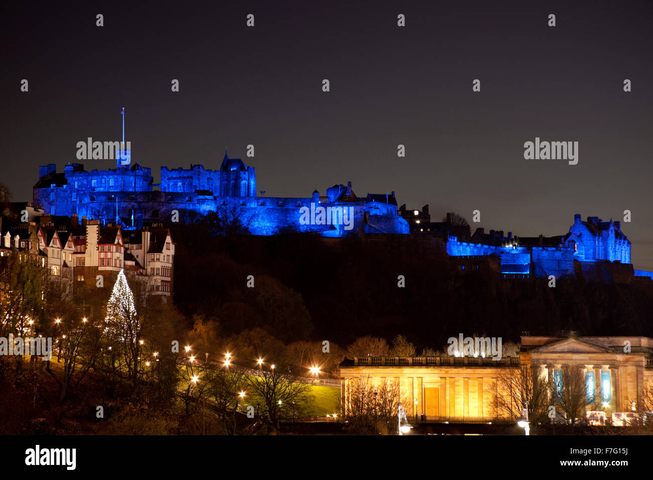 Edinburgh, Schottland, Großbritannien. 30 Nov, 2015 um St. Andrews nacht Gebäuden einschließlich der schottischen Hauptstadt Edinburgh Castle Feiern waren mit blauen Scheinwerfern angestrahlt Stockfoto