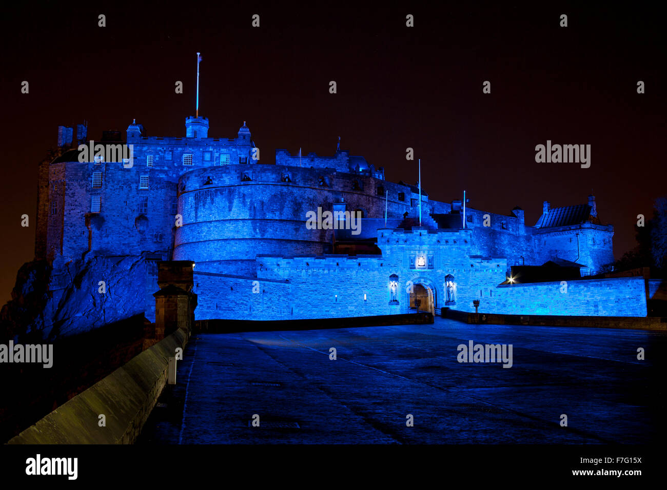 Edinburgh, Schottland, Großbritannien. 30 Nov, 2015 um St. Andrews Nacht viele der Gebäude der schottischen Hauptstadt wie das Edinburgh Castle und dem Holyrood Palace Feiern waren mit blauen Scheinwerfern angestrahlt Stockfoto