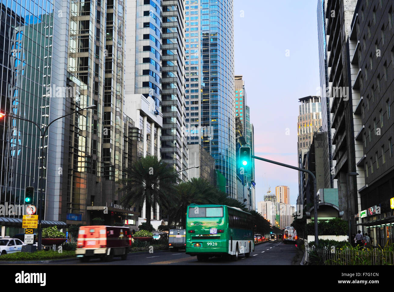 Verkehr auf einer Straße in Makati City in Metro Manila, Philippinen. Stockfoto