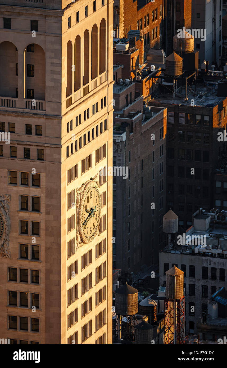 Luftaufnahme eines New Yorker Hochhauses bei Sonnenuntergang mit hölzernen Wassertürme auf dem Dach. Das Hotel liegt am Madison Square Park, Manhattan Stockfoto