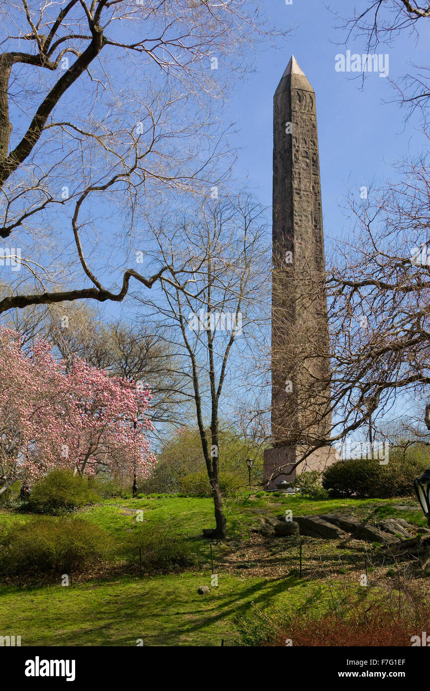 Central Park ägyptischen Obelisken auch bekannt als Kleopatras Nadel im Frühling im Herzen von Manhattan, New York City. Stockfoto