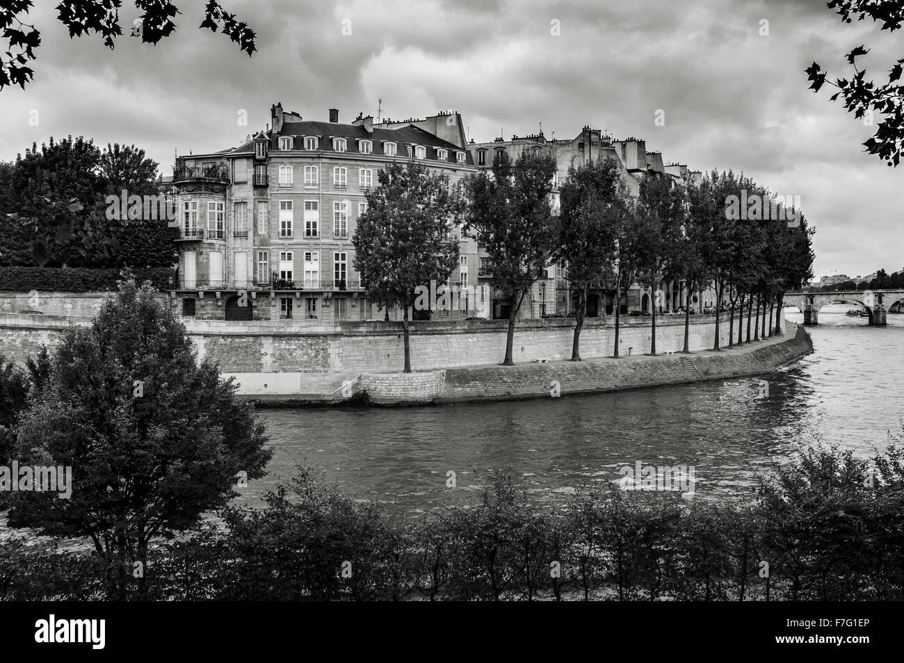 & Schwarz-weiß-Blick auf das Quai d ' Anjou auf Ile Saint Louis und Seine, im 4. Arrondissement von Paris, Frankreich Stockfoto