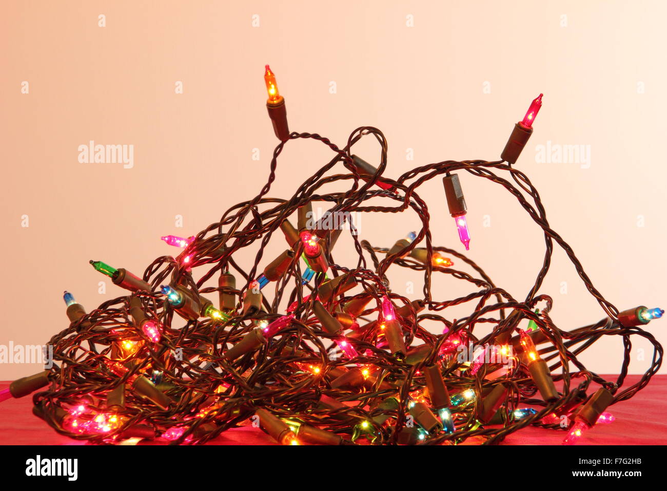 Ein Gewirr von indoor Weihnachts-Lichterketten in häuslicher Umgebung - England Stockfoto