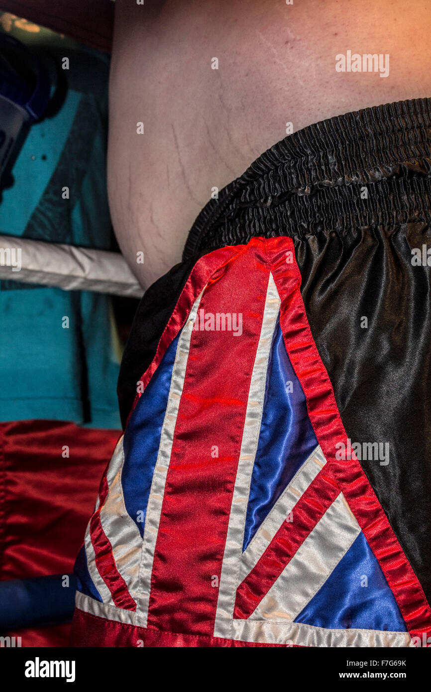 Ein Übergewicht Boxer Bauch hängt über einem Paar Shorts Union jack Stockfoto