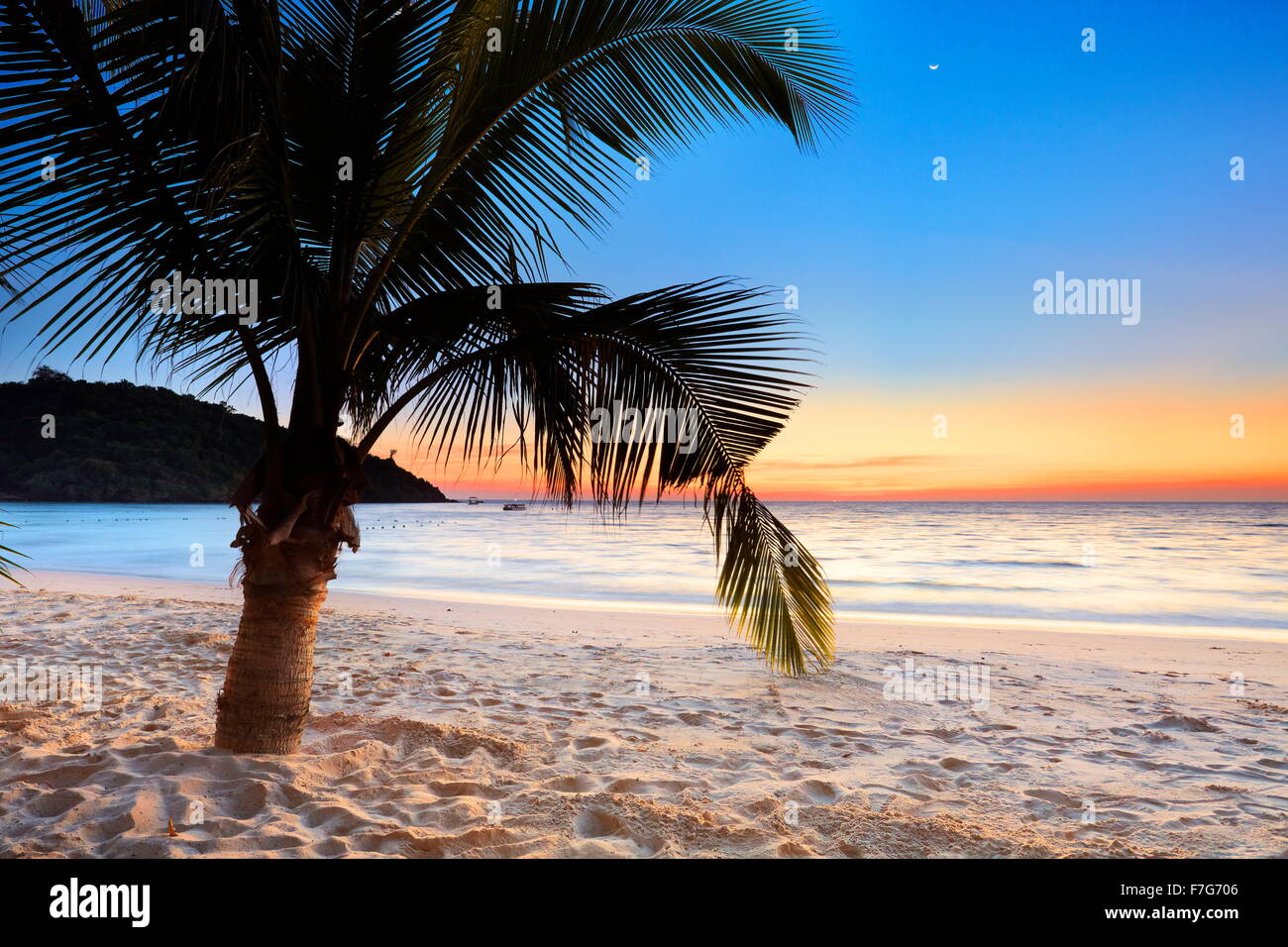 Tropischer Strand nach Sonnenuntergang, Ko Samet Insel, Thailand Stockfoto