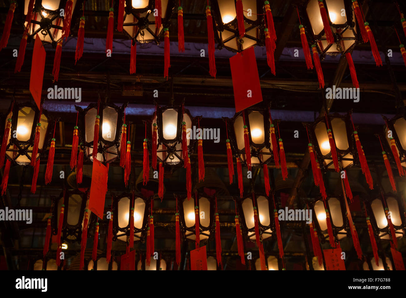 Viele Reihen der beleuchteten Laternen hängt von der Decke, an den Man Mo Tempel in Hong Kong, China. Ansicht von unten. Stockfoto