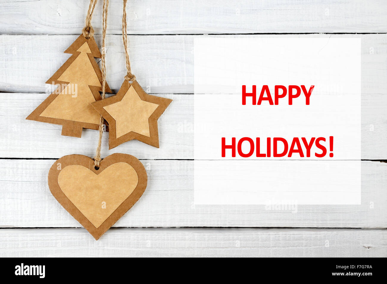 Weihnachtsschmuck und frohe Feiertage Text auf hölzernen Hintergrund Stockfoto