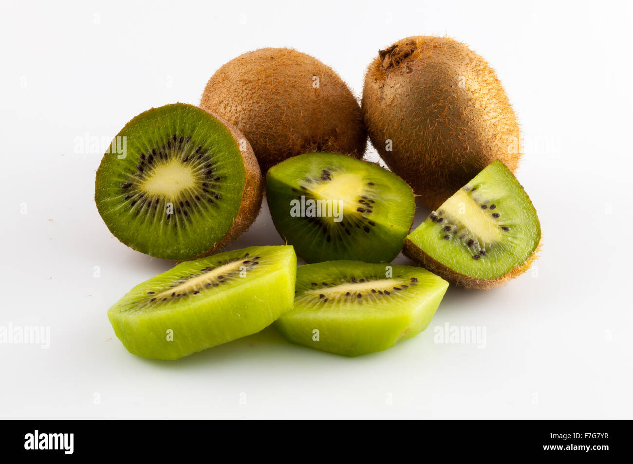 Kiwifrucht isoliert auf weißem Hintergrund, Makro, grün Stockfoto