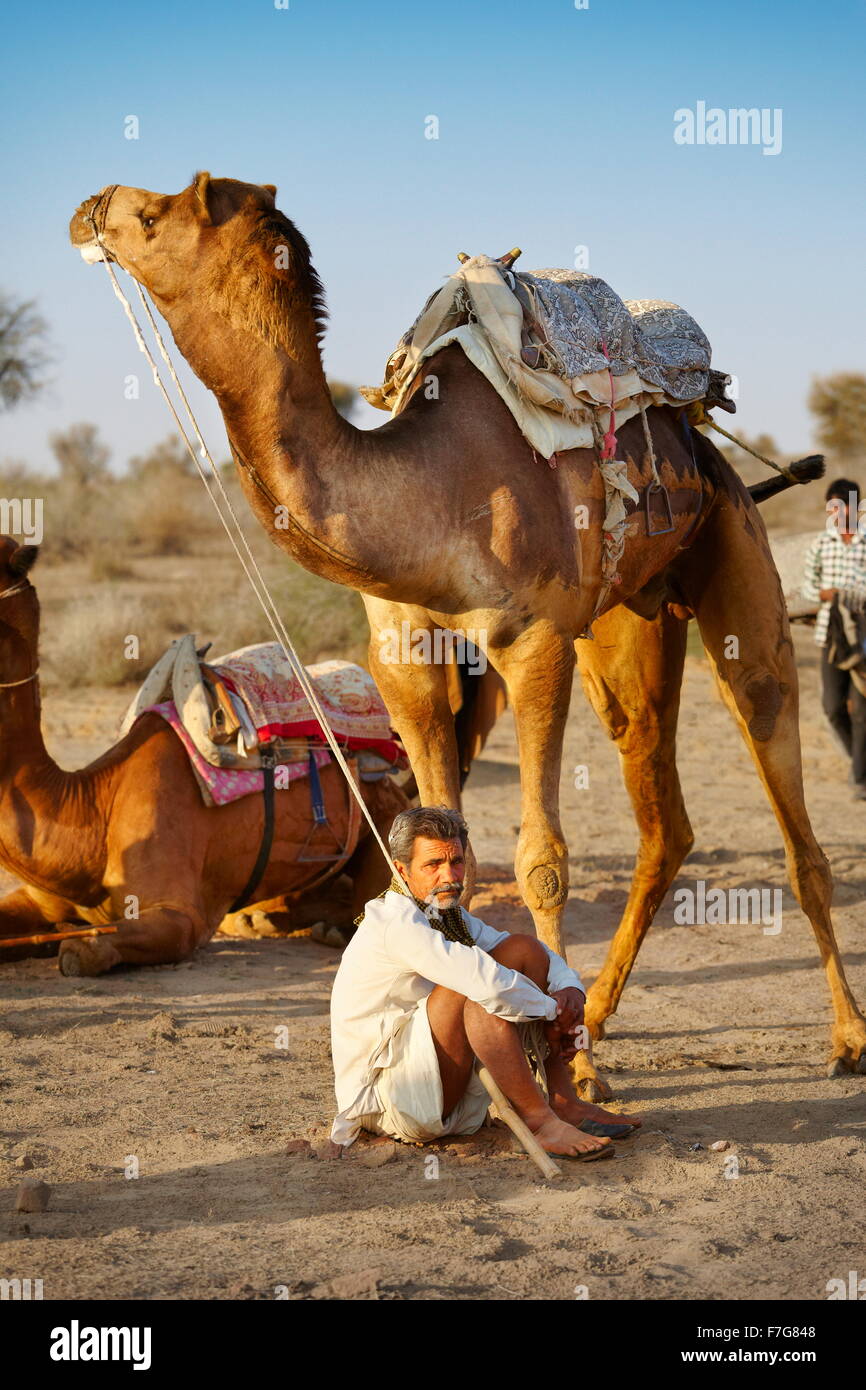 Porträt von Indien Mann und sein Kamel in der Thar-Wüste in der Nähe von Jaisalmer, Rajasthan, Indien Stockfoto