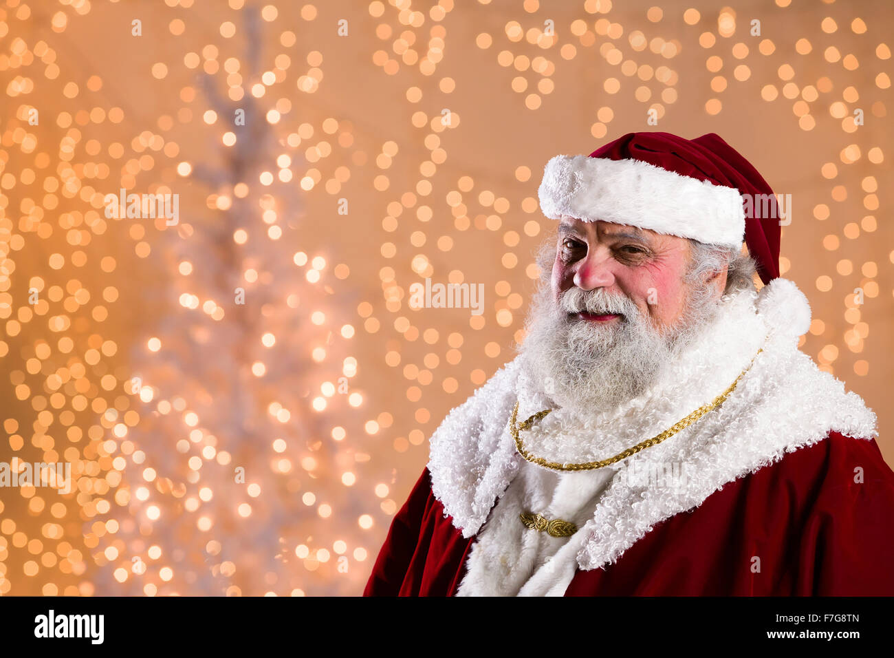 Santa Claus vor Weihnachtslichter Stockfoto