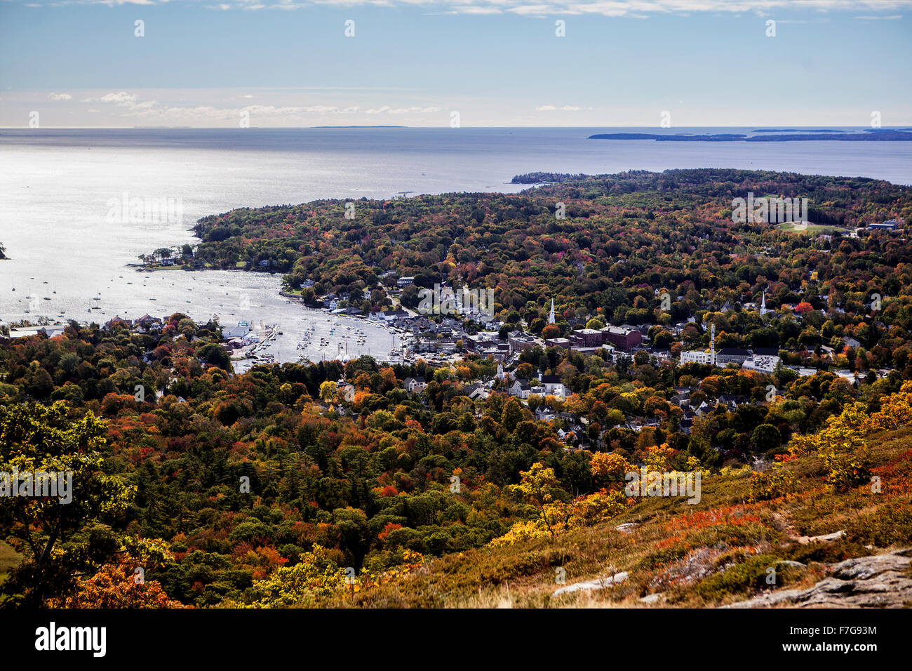 Erhöhten Blick vom Mount Battie Blick hinunter auf die Stadt von Camden, Maine, USA Stockfoto