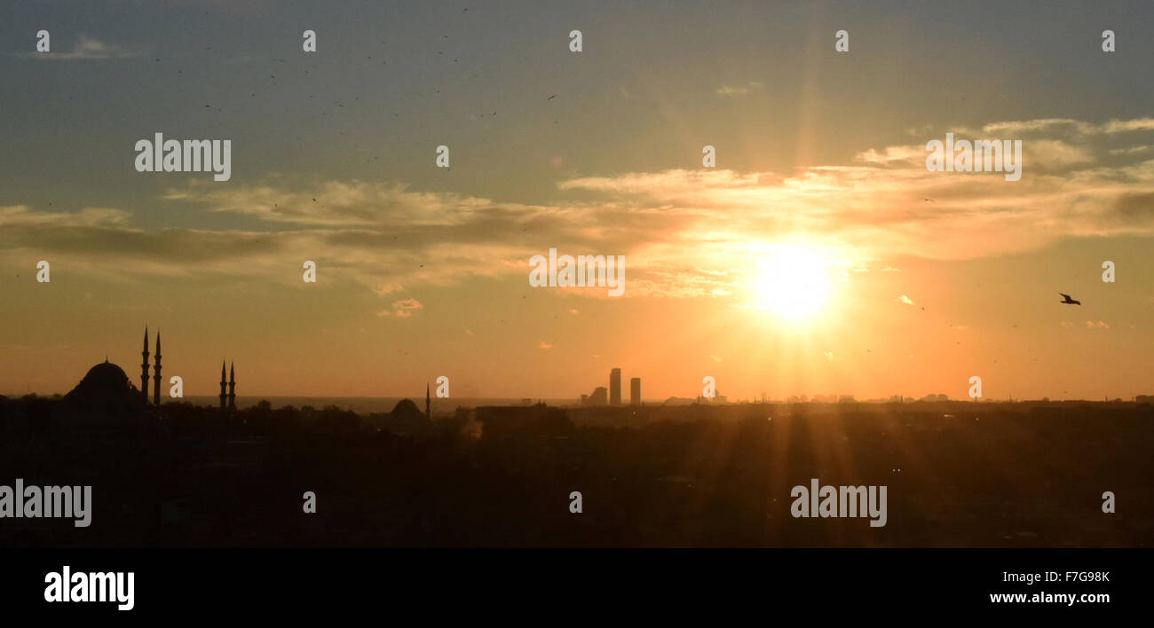 (151130)--ISTANBUL, 30. November, 2015(Xinhua)--Foto aufgenommen am 30. November 2015 zeigt die Szene der Sonnenuntergang in Istanbul, Türkei. (Xinhua / He Canling) Stockfoto