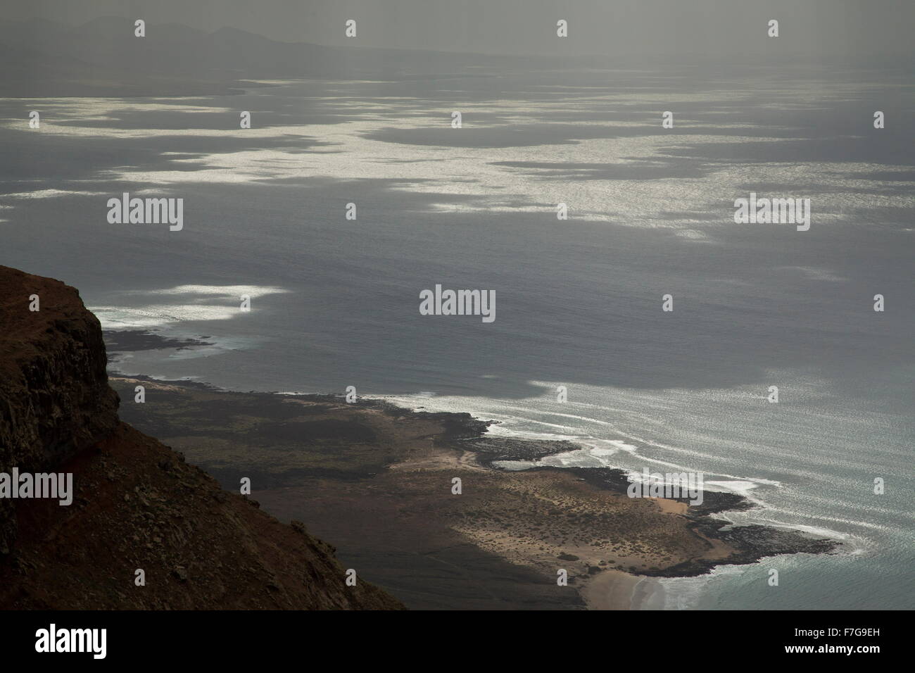 Licht und Schatten auf dem Ozean in der Ansicht von El Risco Klippen, Lanzarote. Stockfoto
