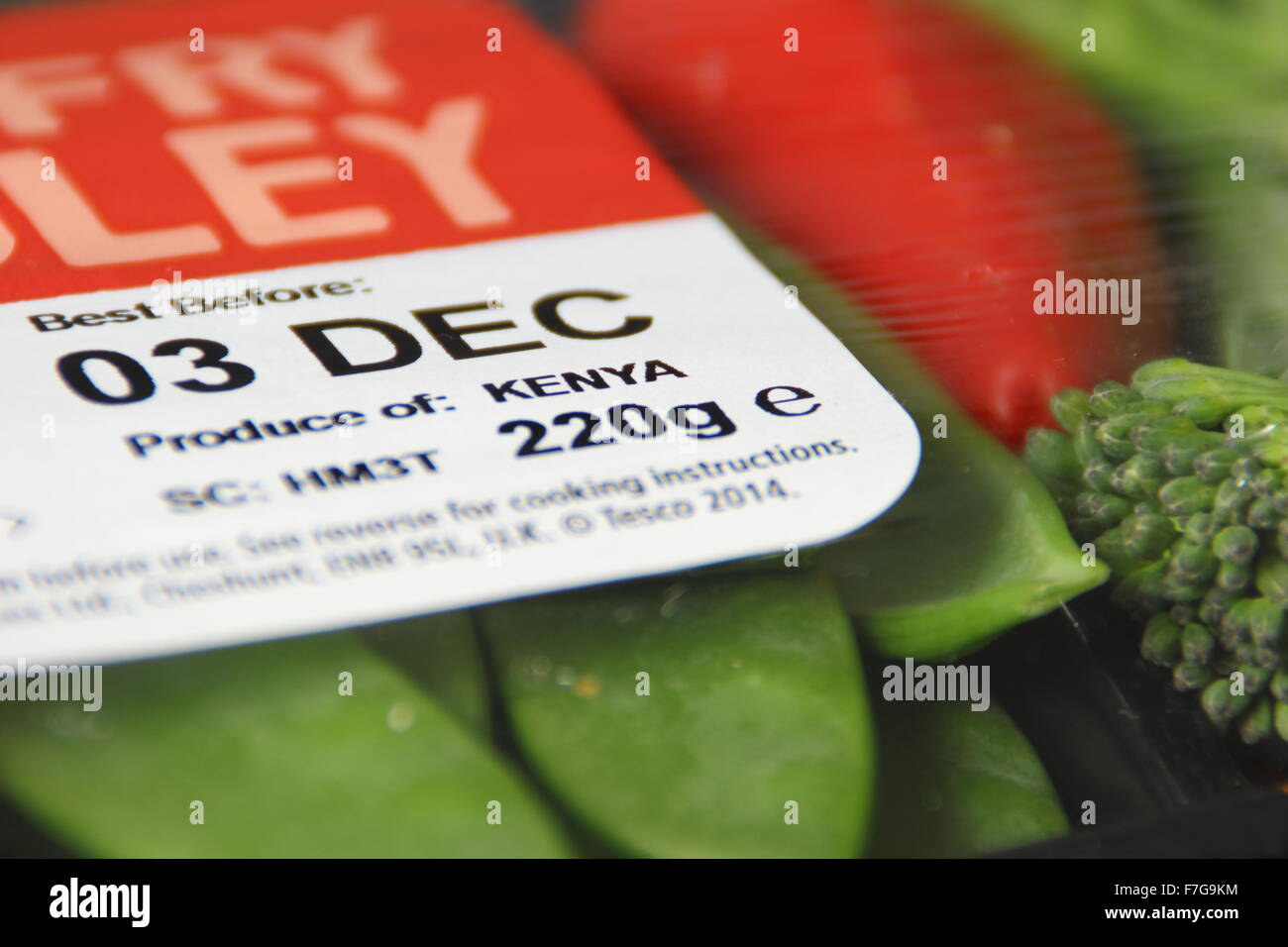 MHD Etikett auf der Verpackung ein Stir Fry Medley von kenianischen Gemüse von Tesco Supermarkt, England UK Stockfoto