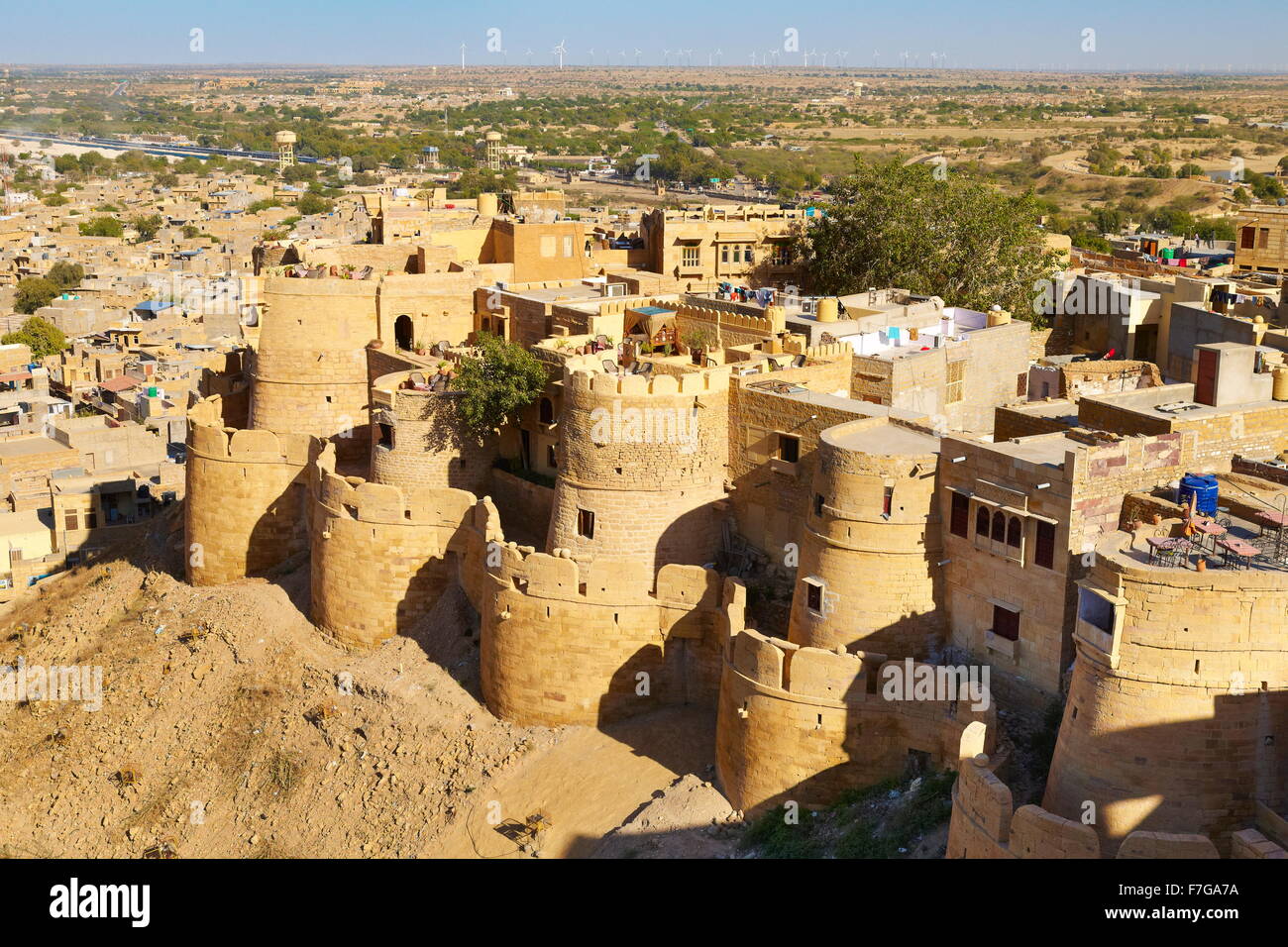 Blick von der Spitze der Jaisalmer Fort von den Foritication und die Stadt unten, Jaisalmer, Indien Stockfoto