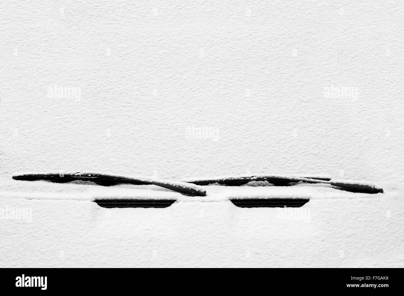 Auto Windschutzscheibe mit Schnee bedeckt Stockfoto