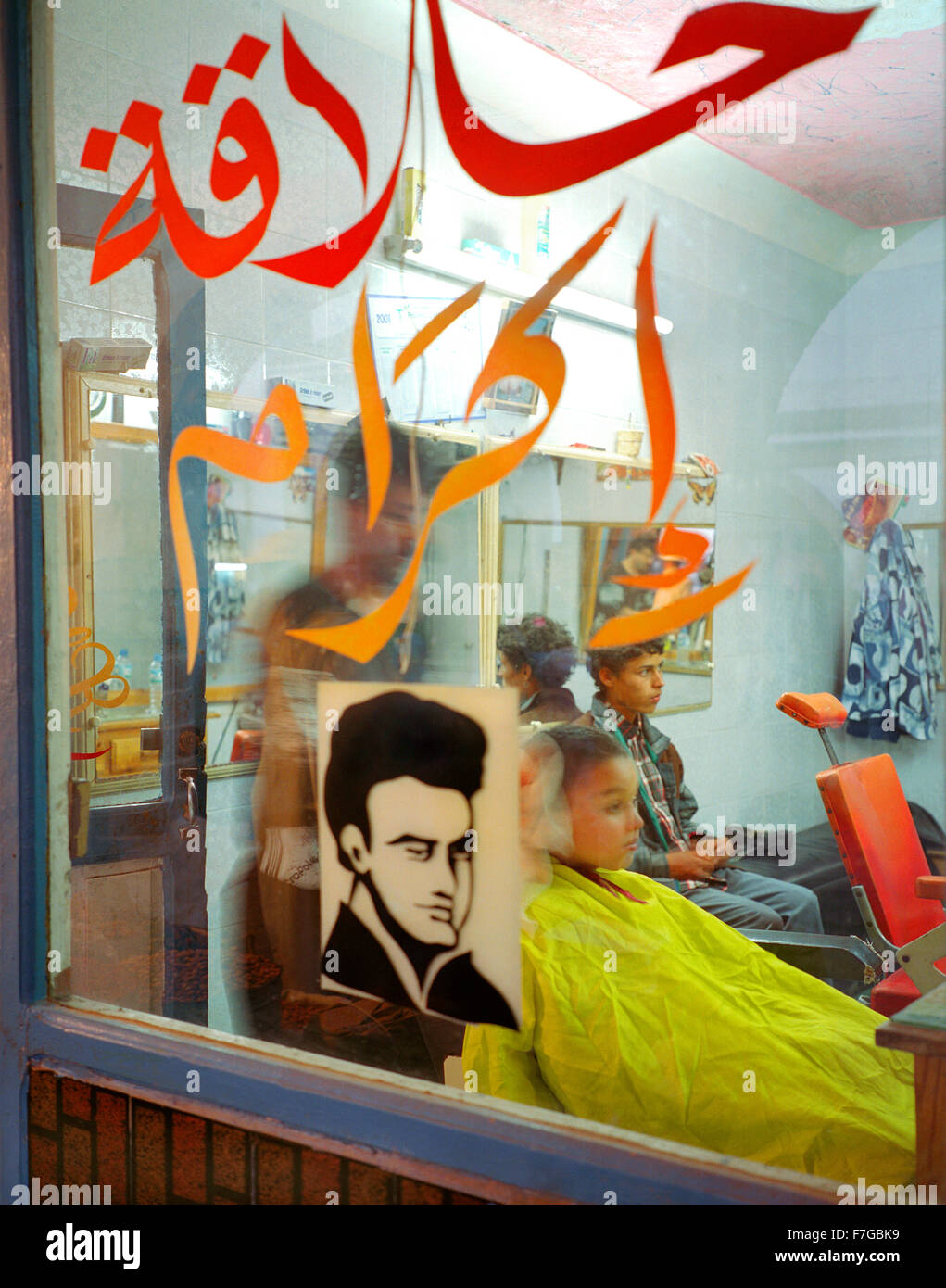 Ein Barbier-Schaufenster und Kunden in Essaouira, Marokko, Nordafrika. Stockfoto