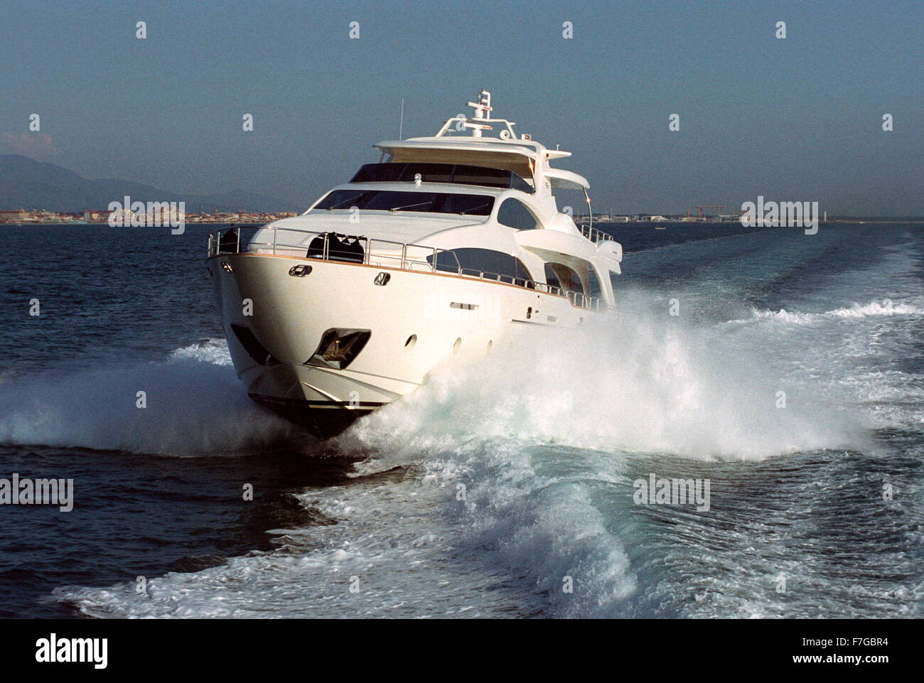 AJAX-NEWS-FOTOS. VIAREGGIO, ITALIEN. -AZIMUT 116 LUXURIÖSE MOTORYACHT. TV MIT GESCHWINDIGKEIT VON VIAREGGIO. FOTO: JONATHAN EASTLAND/AJAX.  REF: 42804 / 9 Stockfoto