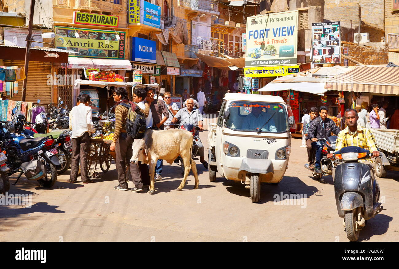 Jaisalmer Straßenszene mit Kuh, Tuk Tuk und Motorrad, Jaisalmer, Rajasthan Zustand, Indien Stockfoto
