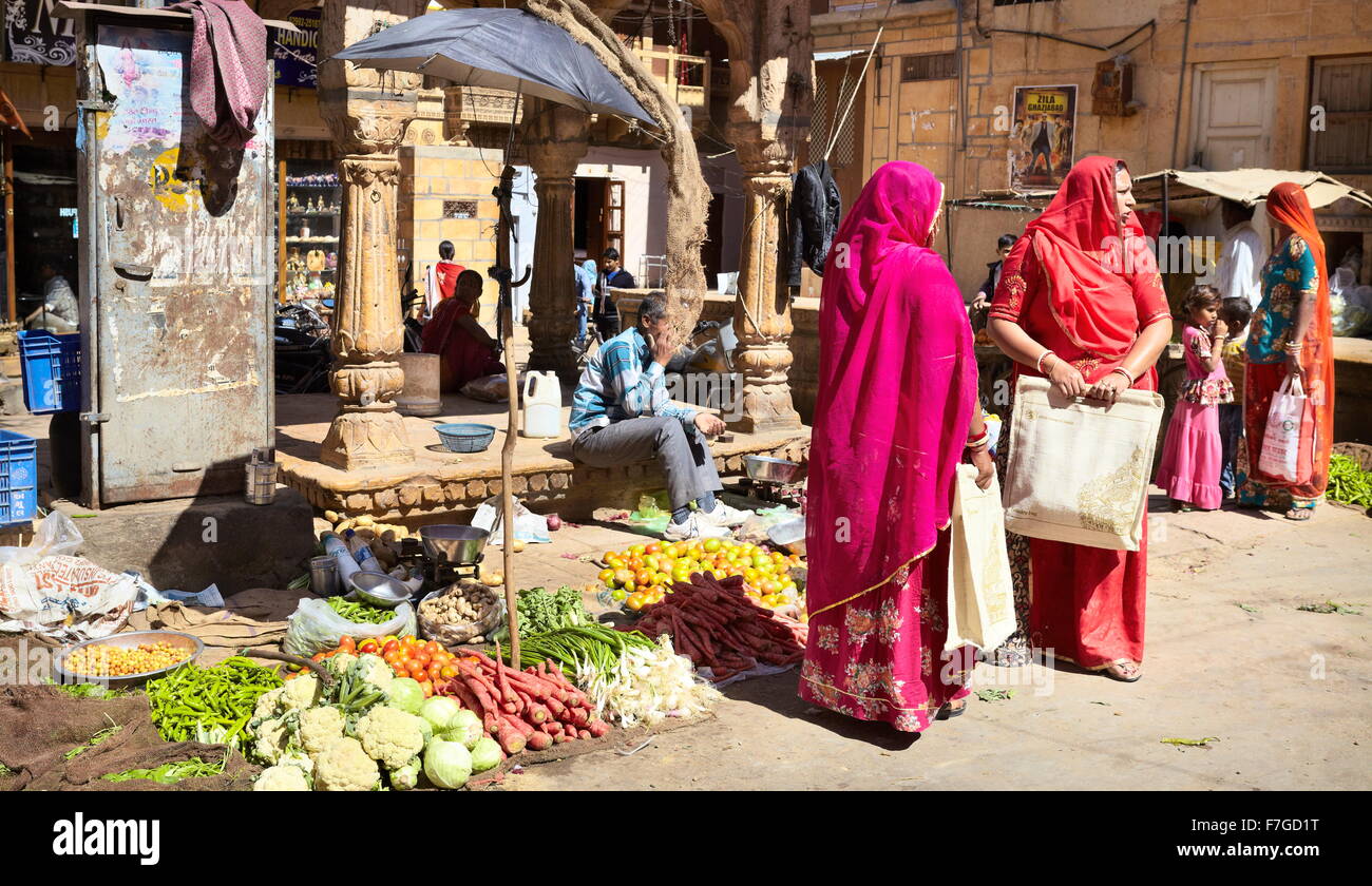 Jaislamer Straßenszene mit zwei Indien hindu-Frauen in roten Sari auf dem Markt, Jaisalmer, Indien Stockfoto