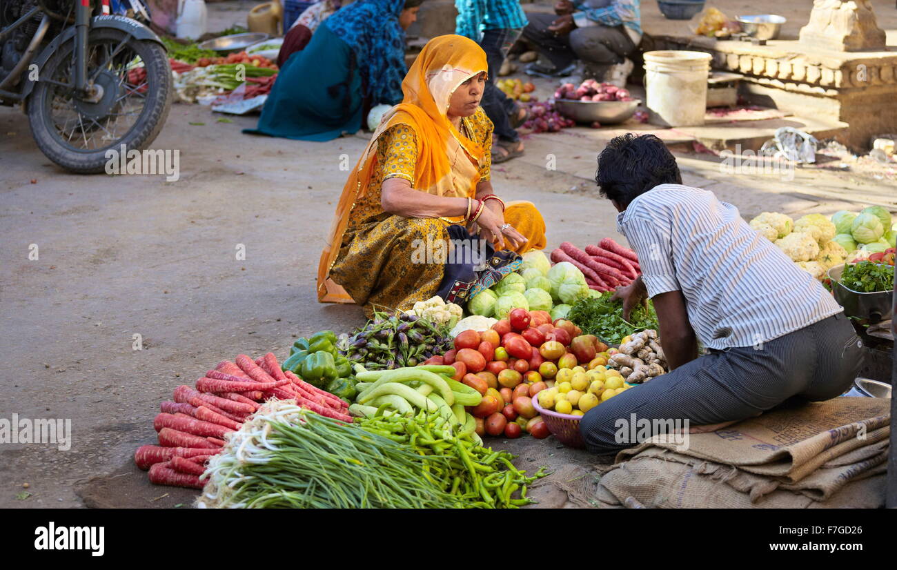 Straßenszene mit Indien hindu-Frau im Sari Verkauf von Gemüse auf dem Markt, Jaisalmer, Indien Stockfoto