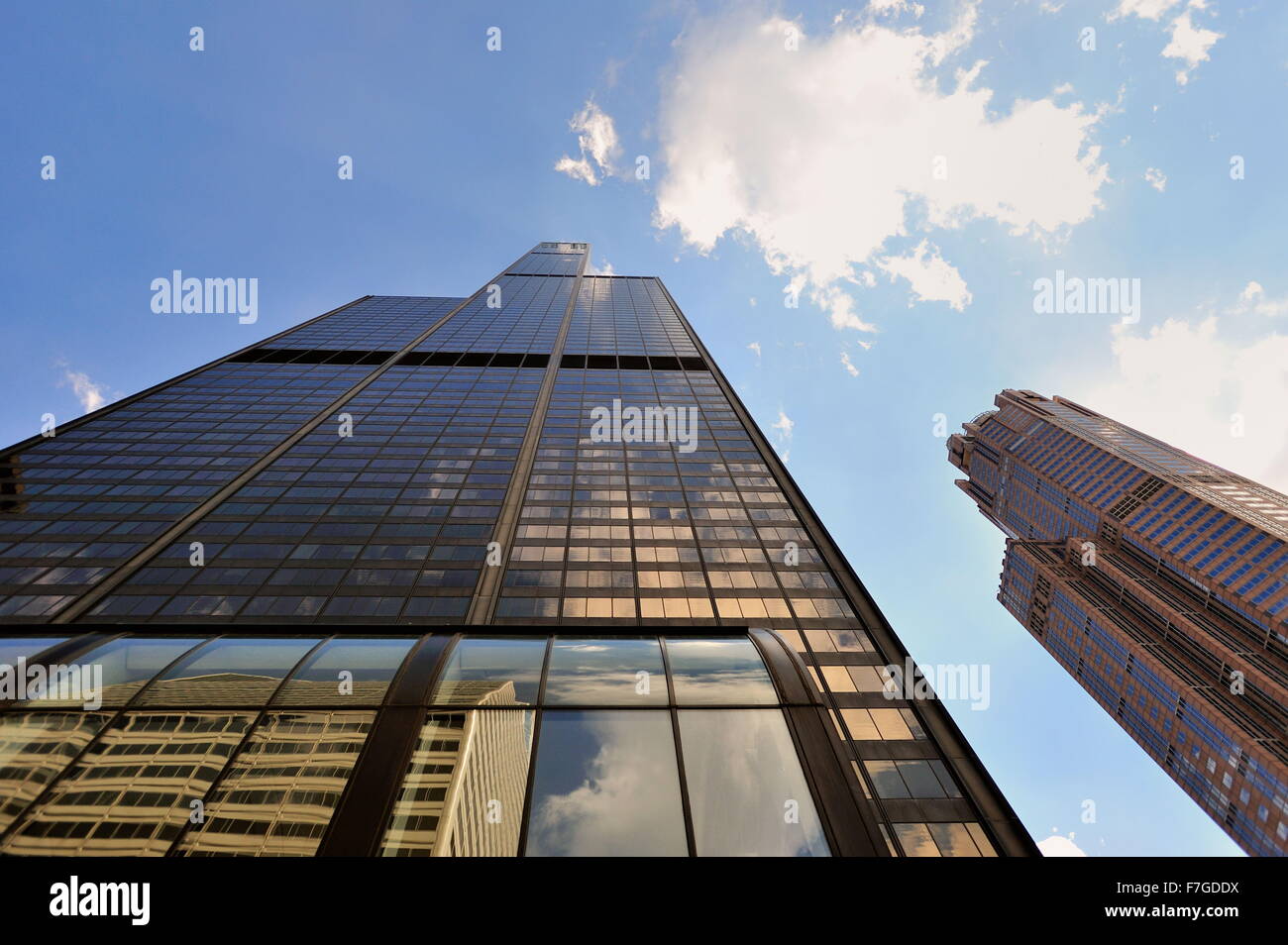 Chicago, Illinois, USA. Eine extreme Ansicht Nach oben an der Willis Tower, Chicago's höchste Gebäude und einmal das höchste in der Welt. Stockfoto