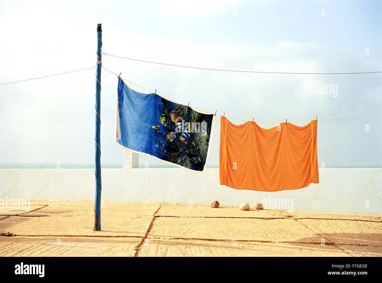 Bunte Strandtücher hand auf einem Campingplatz in Sidi Ifni zu trocknen. Marokko Stockfoto