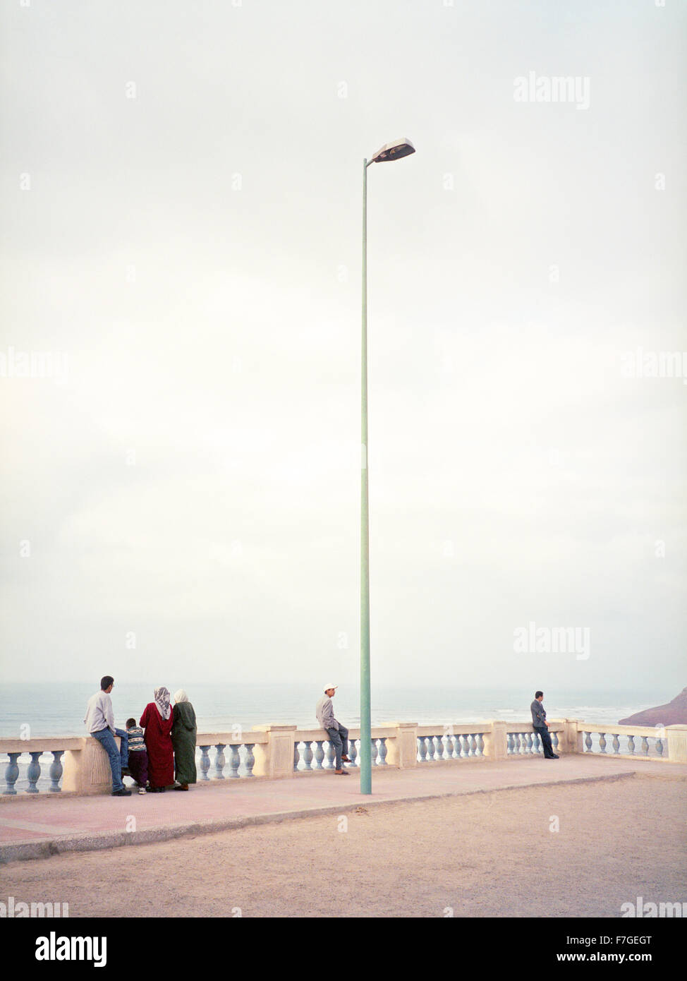 Marokkaner entspannen mit Blick aufs Meer in der Küstenregion Stadt Sidi Ifni. Marokko Stockfoto