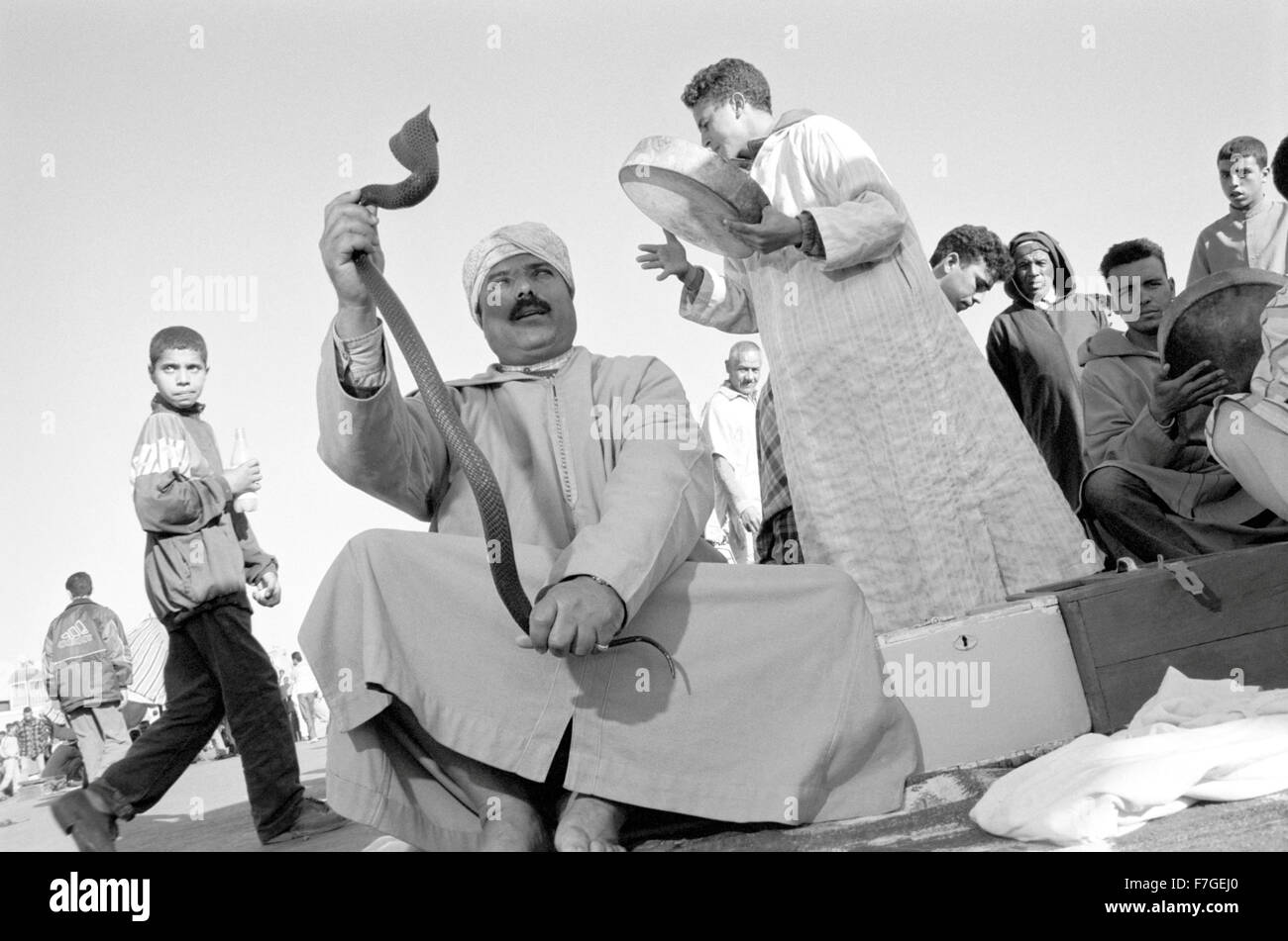 Ein Schlangenbeschwörer und Musiker führen am Platz Jema al-Fna. Marrakesch, Marokko, Nordafrika. Stockfoto