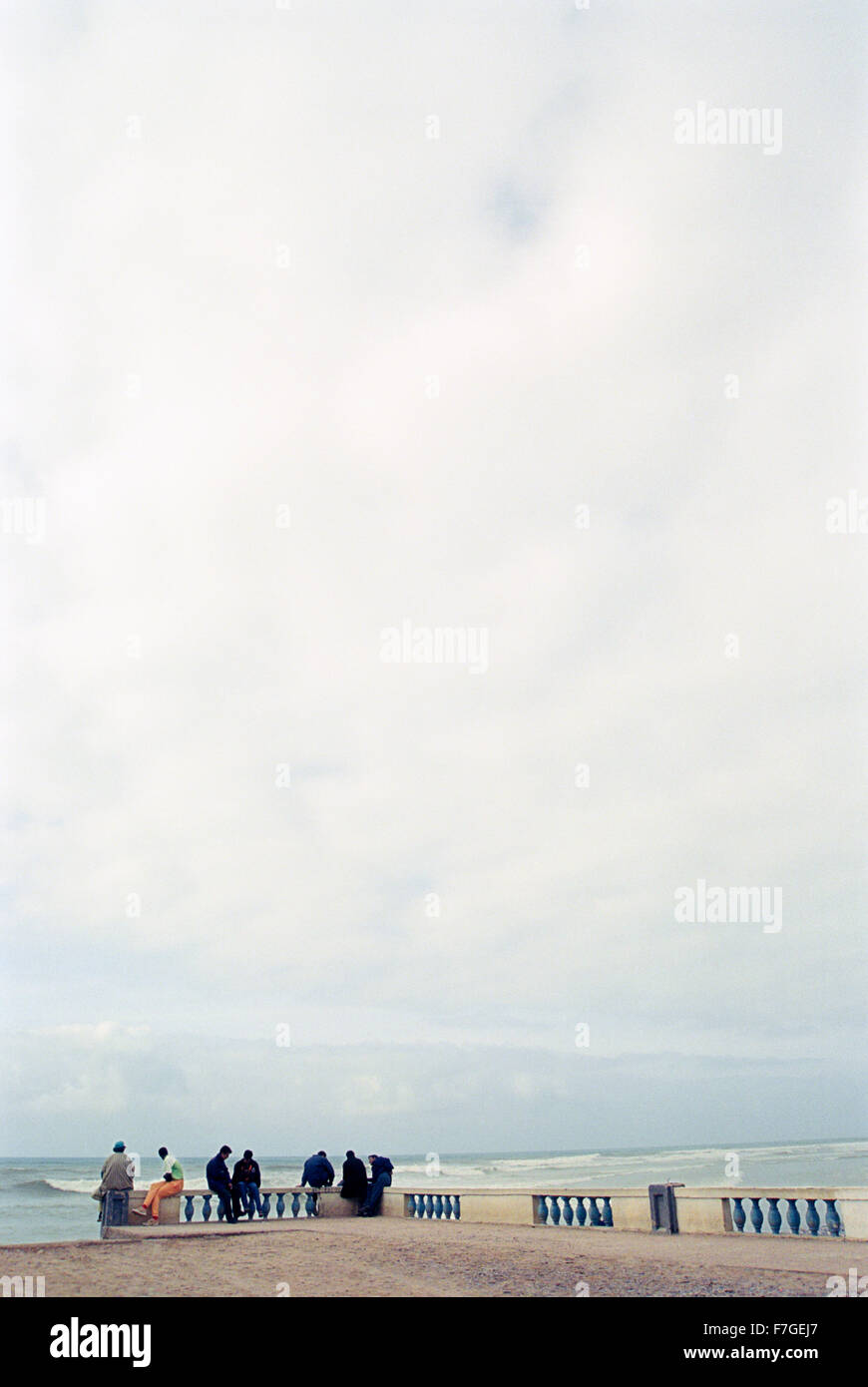 Marokkaner entspannen mit Blick aufs Meer in der Küstenregion Stadt Sidi Ifni. Stockfoto