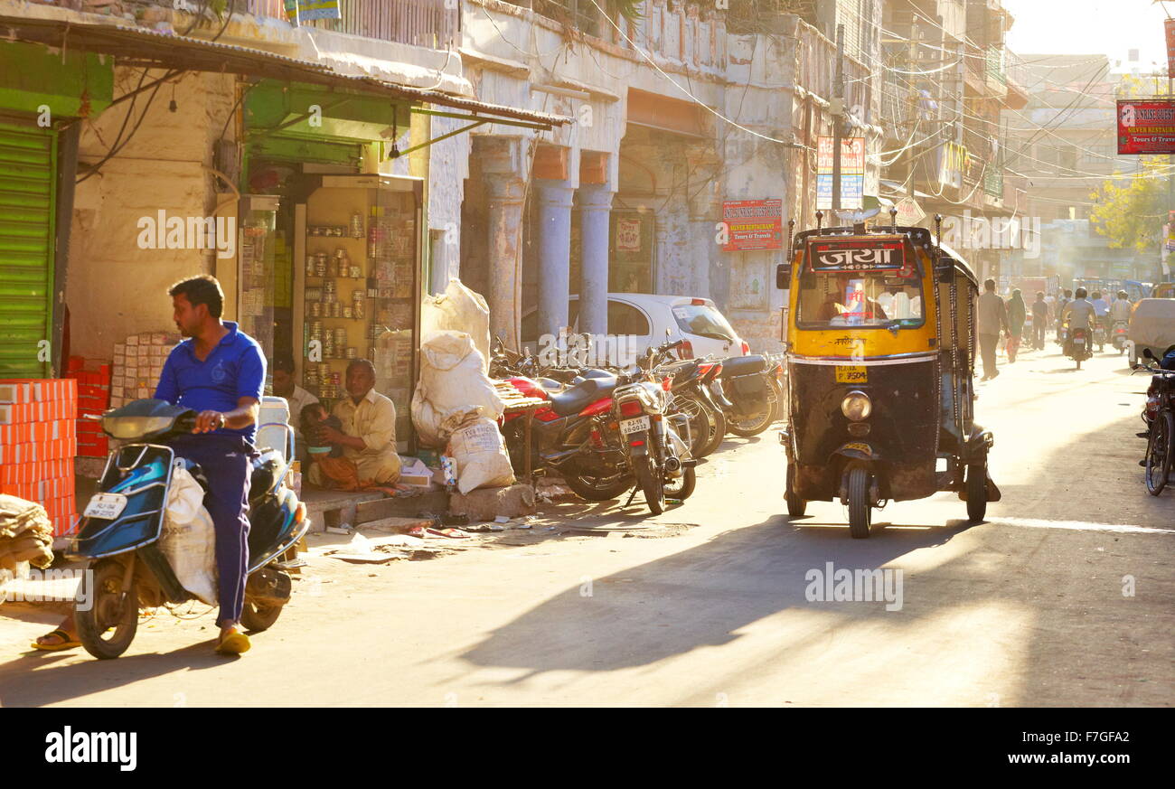 Tuk Tuk und Roller auf der Straße von Jodhpur, Bundesstaat Rajasthan, Indien Stockfoto