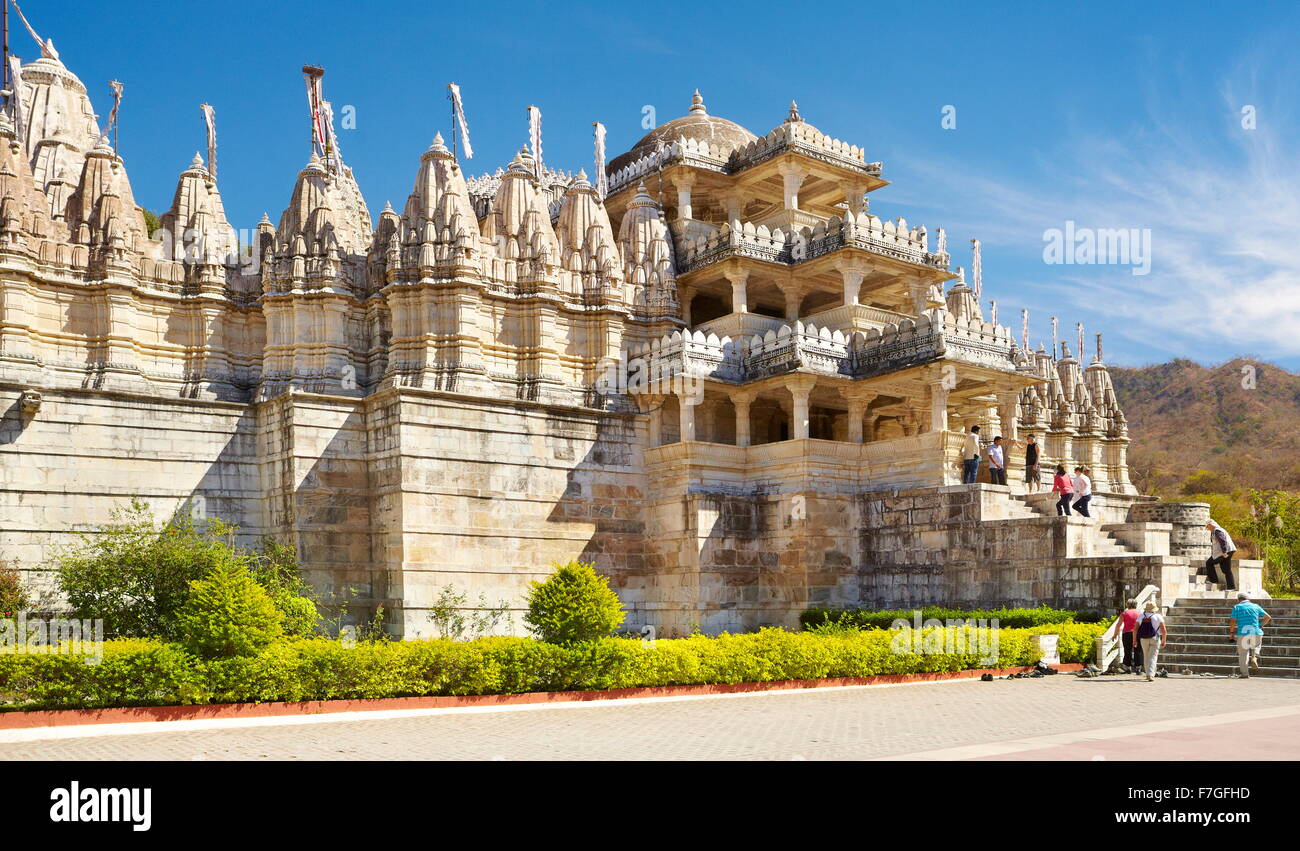 Haupteingang der Jain-Tempel (auch bekannt als Marmor Jain-Tempel), Ranakpur, Rajasthan, Indien Stockfoto