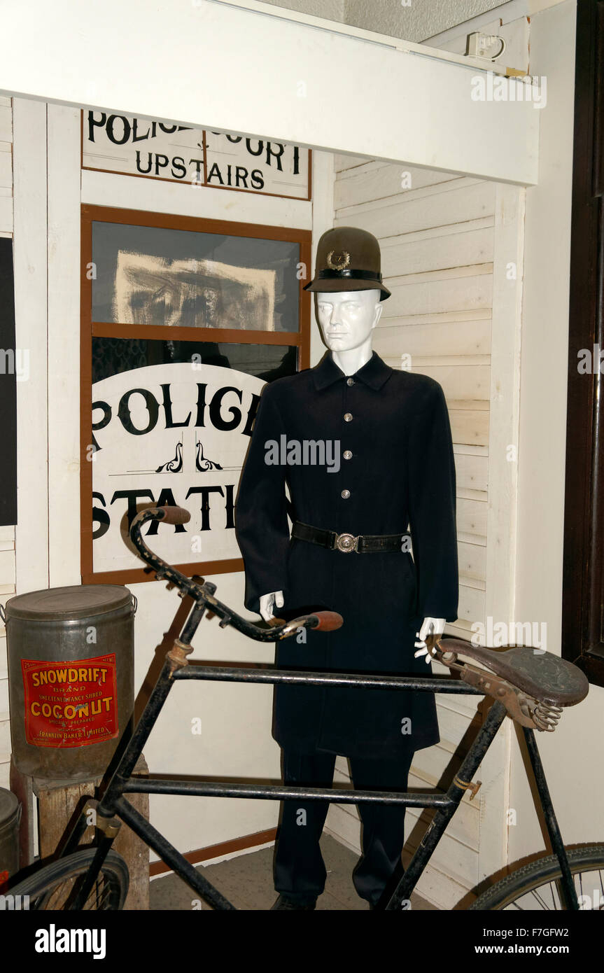 Altmodische Polizei Polizist mit seinem Fahrrad Anzeige, Vancouver Police Museum, Vancouver, BC, Kanada Stockfoto