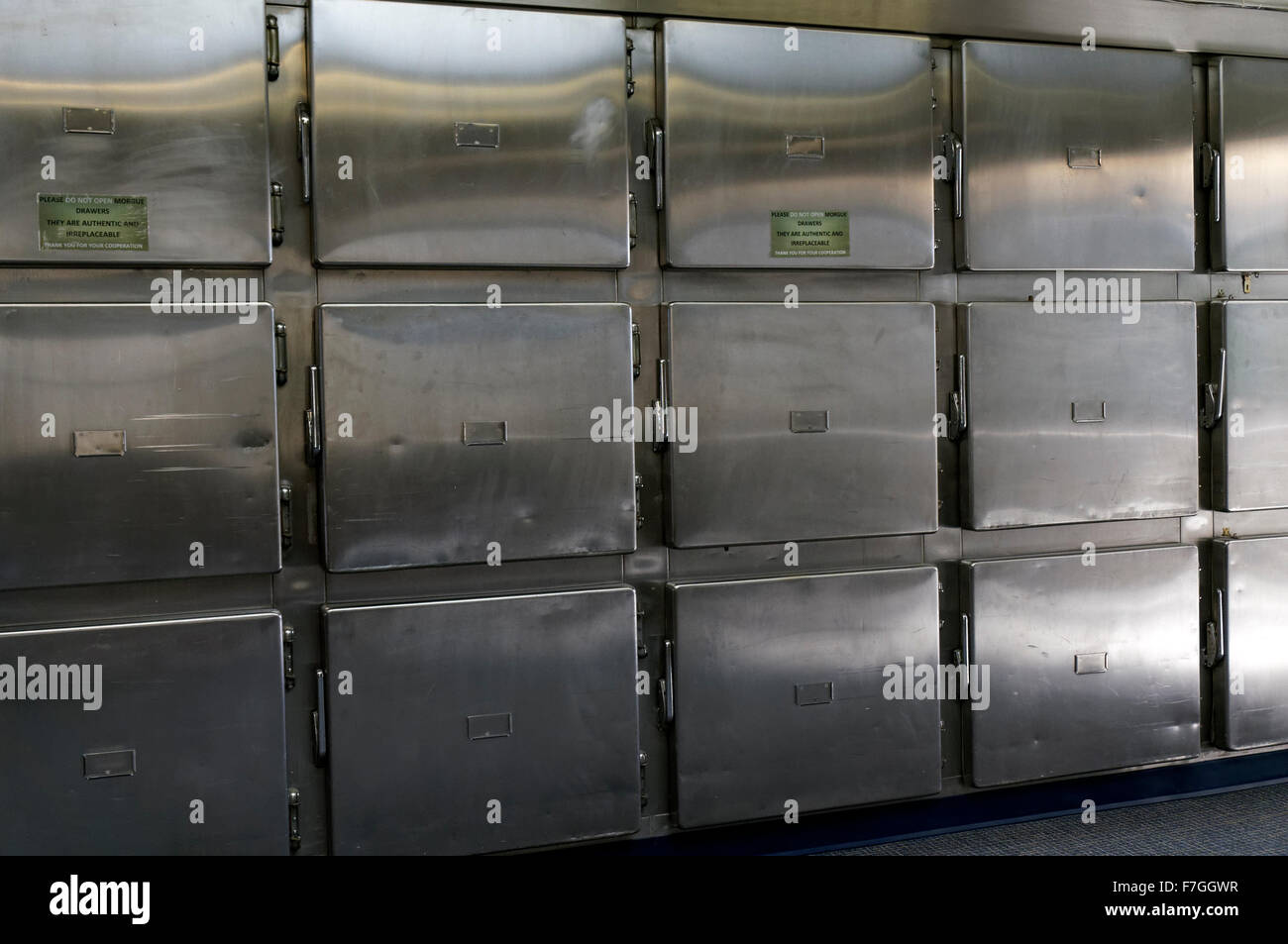 Authentische Metall leichenschauhaus Schubladen an der Vancouver Police Museum, Vancouver, BC, Kanada Stockfoto