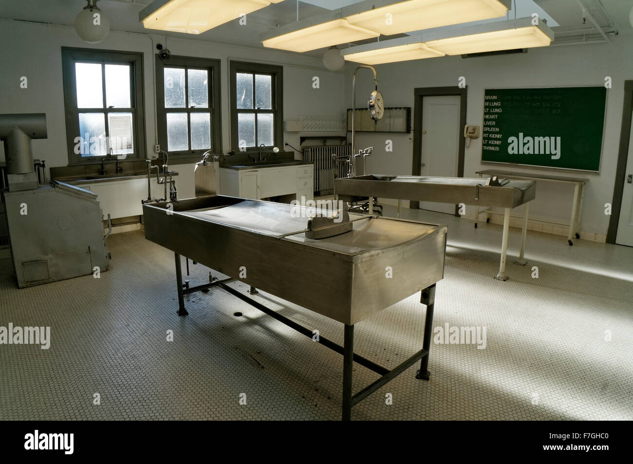 Autopsiezimmer des ehemaligen Vancouver City Leichenschauhauses, jetzt das Vancouver Police Museum, Vancouver, BC, Kanada. Errol Flynns Leiche wurde 1959 hierher gebracht. Stockfoto