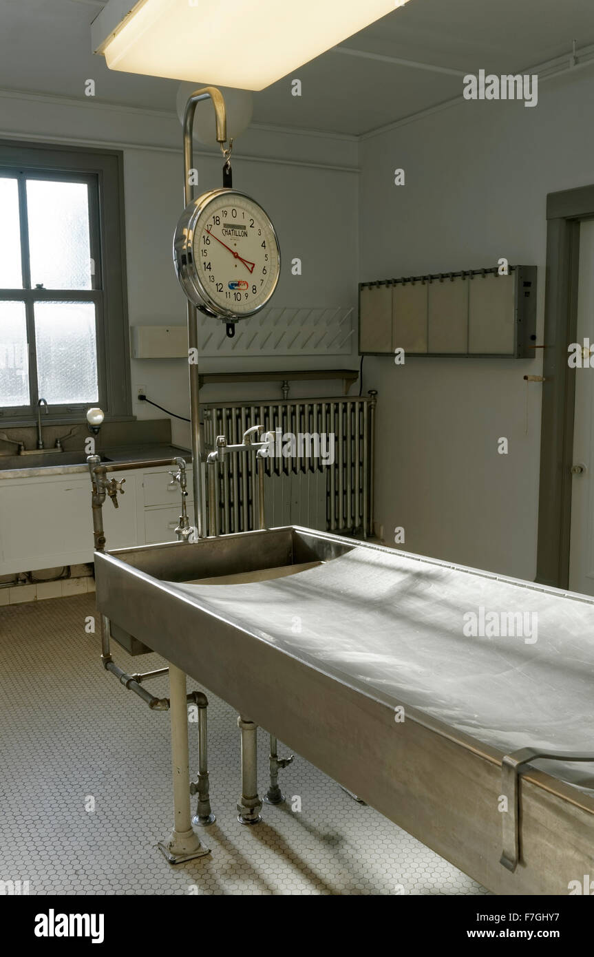 Untersuchungsliege in Autopsie Raum des ehemaligen Vancouver Stadt Leichenhalle, jetzt das Polizeimuseum Vancouver, Vancouver, BC, Kanada Stockfoto