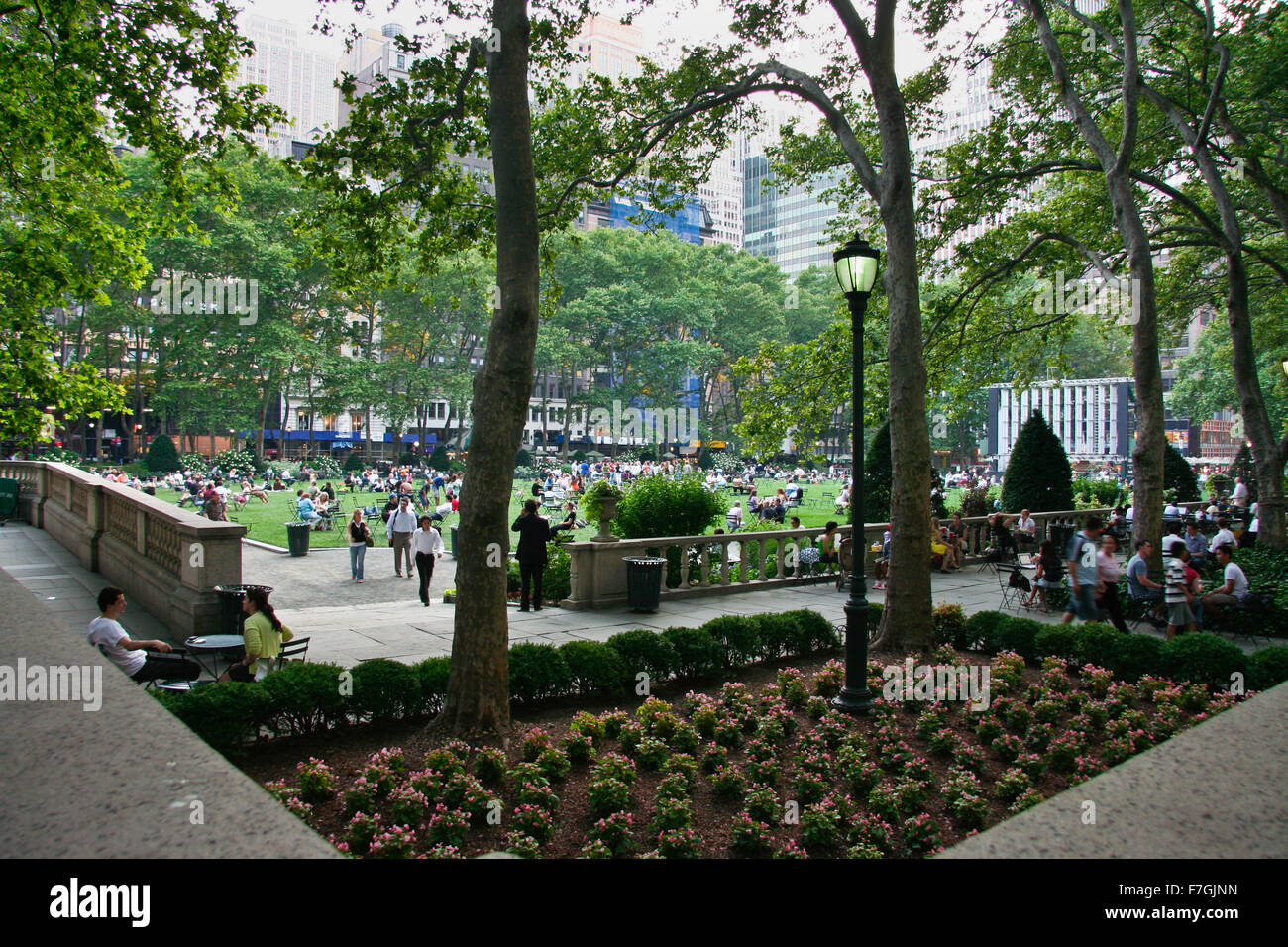 NEW YORK - 26 Juni: Menschen genießen einen schönen Tag im Bryant Park am 26. Juni 2008 in New York City, New York. Bryant Park ist ein 9.603 Acker Stockfoto