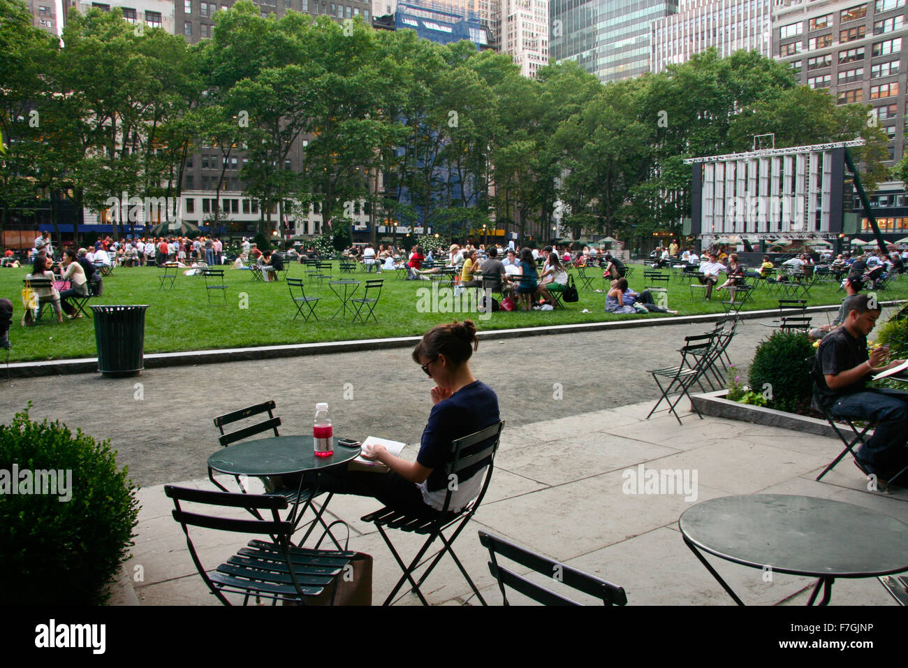 NEW YORK - 26 Juni: Menschen genießen einen schönen Tag im Bryant Park am 26. Juni 2008 in New York City, New York. Bryant Park ist ein 9.603 Acker Stockfoto