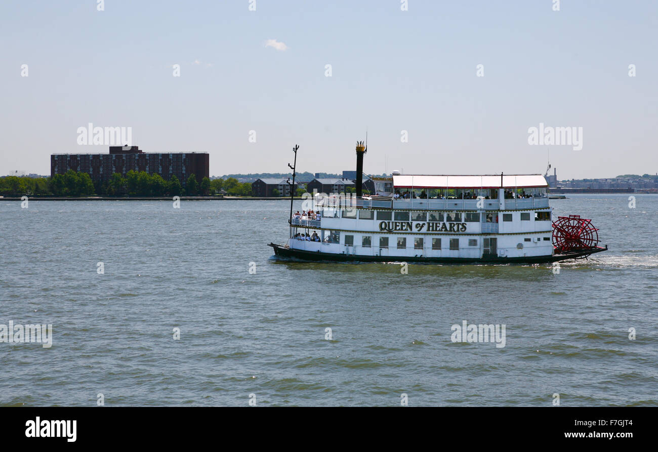 Paddle Wheel das Dampfschiff Queen of Hearts schwimmt mit Touristen in Manhattan, 24. Juni 2008 Stockfoto
