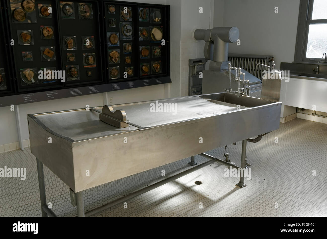 Untersuchungsliege in Autopsie Raum des ehemaligen Vancouver Stadt Leichenhalle, jetzt das Polizeimuseum Vancouver, Vancouver, BC, Kanada Stockfoto