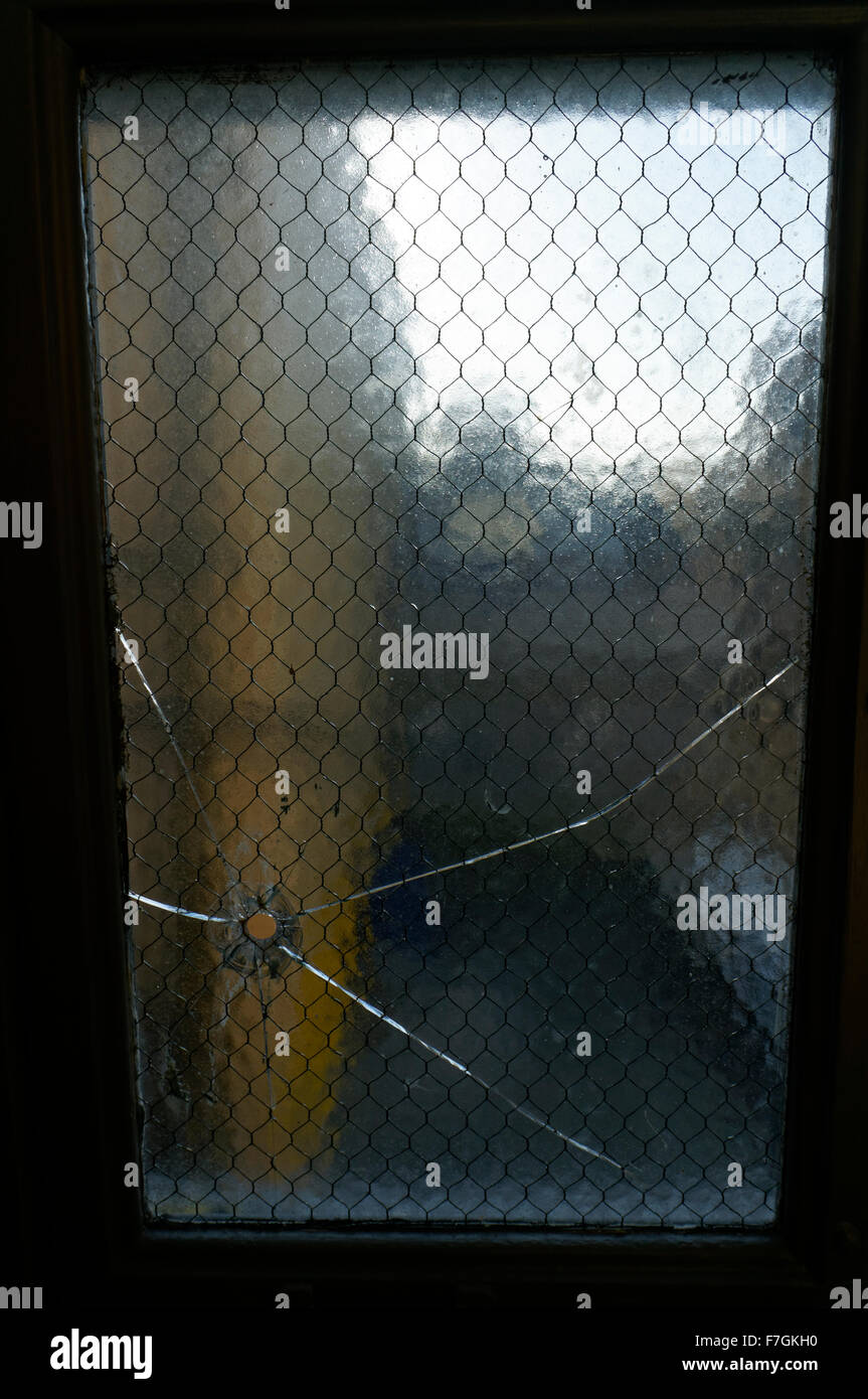Bullet Loch im Fenster der Autopsie Raum des ehemaligen Vancouver Leichenschauhaus, Vancouver Polizei Museum, Vancouver, BC, Kanada Stockfoto