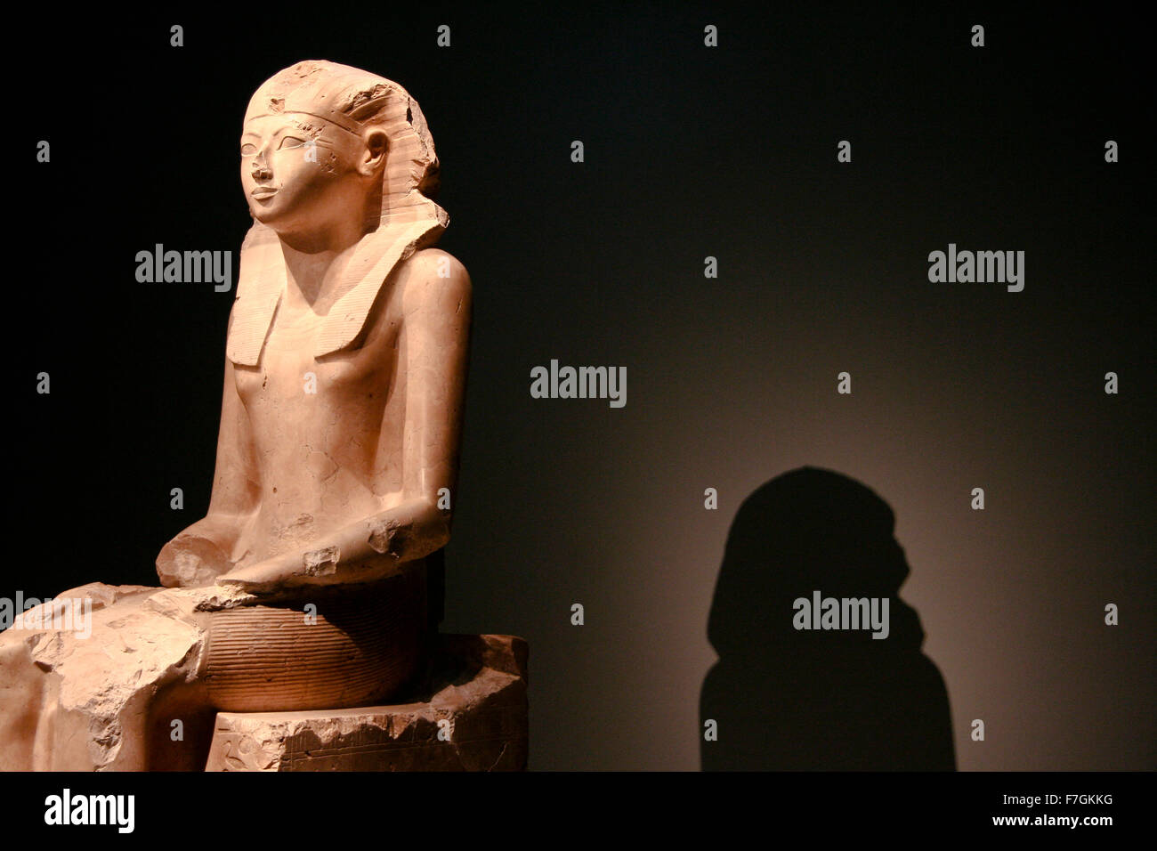 Statue der Hatschepsut und ihr Schatten sitzen Stockfoto