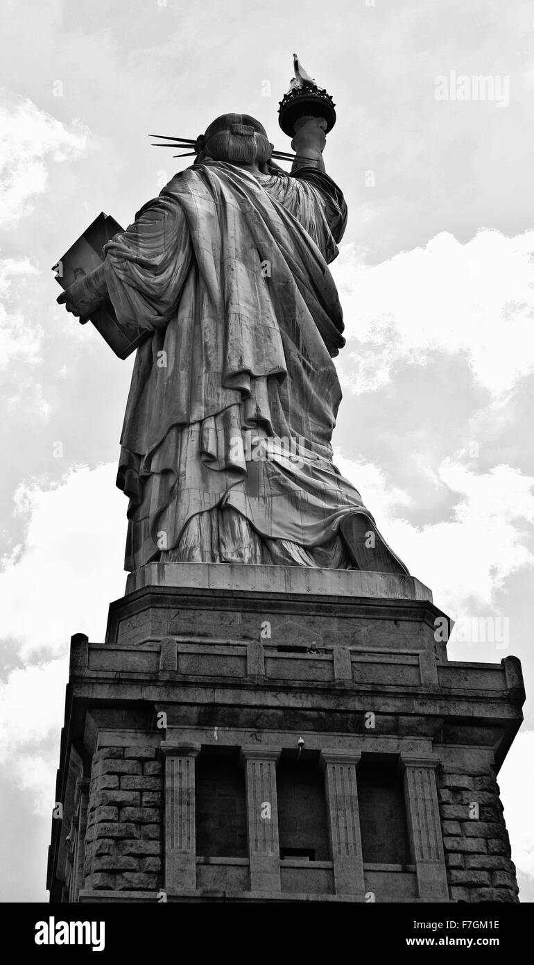 Ein Schuss von diesem kolossalen neoklassische Skulptur auf Liberty Island im Hafen von New York, entworfen von F. Bartholdi und engagierten auf O Stockfoto