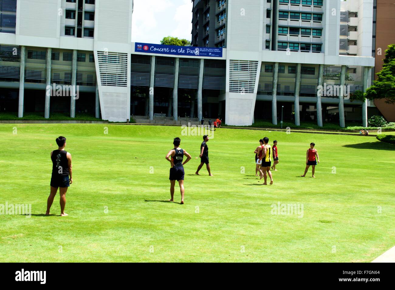 Eine Gruppe von Studenten in einem Universität Campus Feld spielen Stockfoto