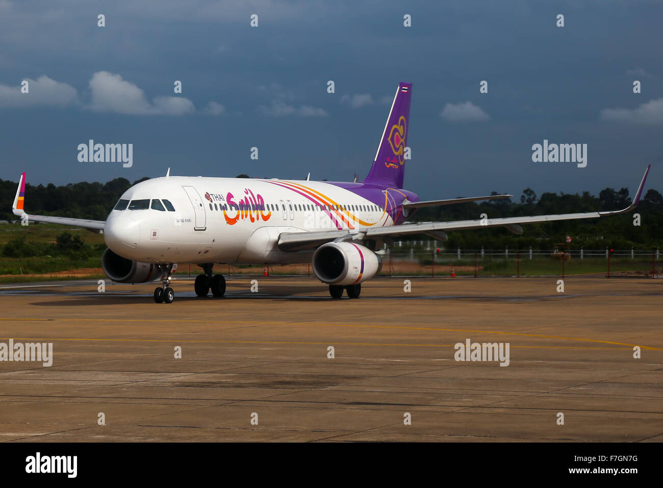 Thai Smile Airbus A320 taxis zu den aktiven Start-und Landebahn am Flughafen Surat Thani. Stockfoto
