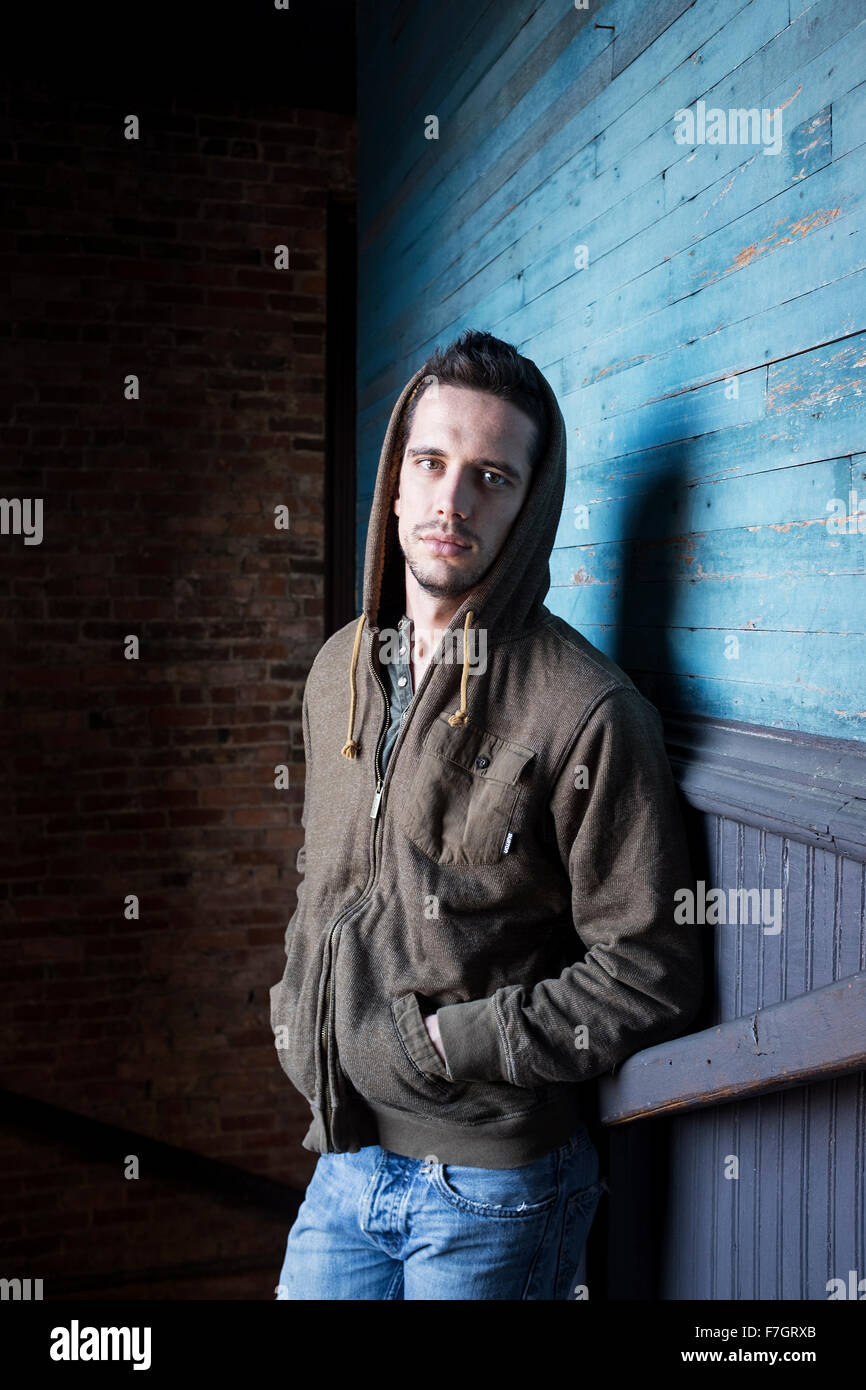 Mann in Hoodie im Treppenhaus Stockfoto